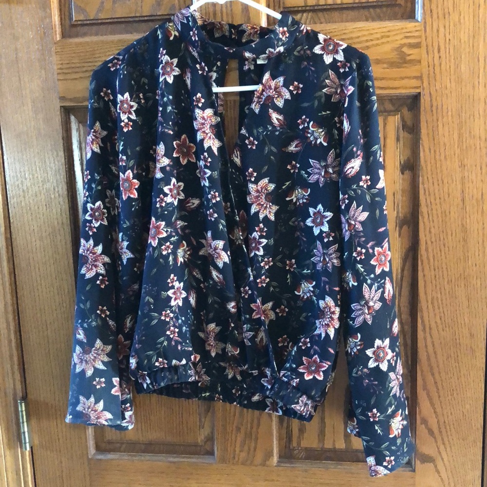 Buckle top XS -only worn once! Has a middle snap button in front